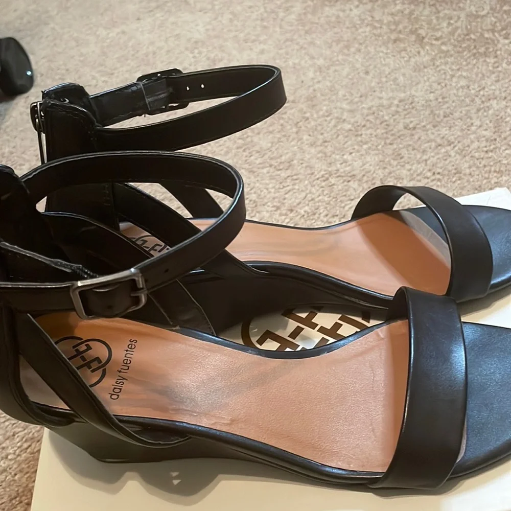 Low wedge sandals 8.5 - Picture 1 of 9